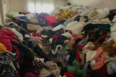 Evinde İstiflediği Giysi Yığınlarının Arasında Ölü Bulundu