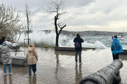 İstanbul'da Dev Dalgalar Oluştu