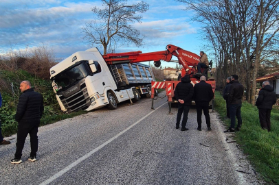 Hamzabeyli Yolunda Otomobil Tıra Çarptı, Demirhanlı’da Tır Sulama Kanalında Durabildi