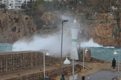 Antalya'da Çatı Uçtu, Aracın Üzerine Tabela Devrildi, Elektrik Telleri Koptu