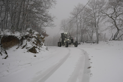 Biga’da Karla Kaplanan 2 Köy Yolu Açıldı