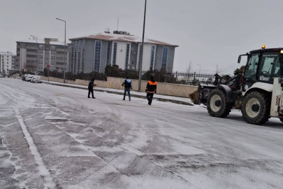 Keşan’da Buzlanmaya Karşı Belediye Ekipleri Sahada
