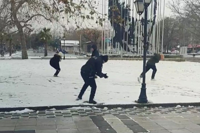 Polis ve Çocuklardan Kartopu Keyfi