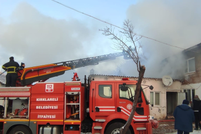 Kırklareli'nde Çıkan Yangında İki Ev Kullanılamaz Hale Geldi