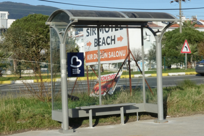 Balıkesir'de Babanın Kızı "Islanmasın" Diye Yaptığı Durak Belediye Ekiplerince Yenilendi