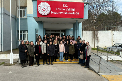 Edirne'de Öğrenciler Huzurevi Sakinlerinin Yüreğini Isıttı