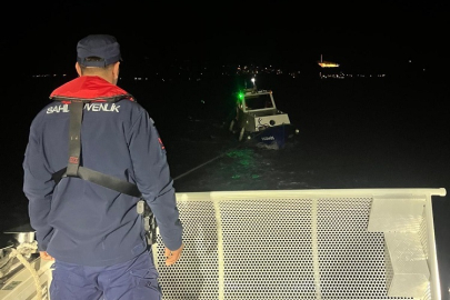 Çanakkale Boğazı'nda Arızalanıp Sürüklenen Teknedeki 3 Kişi Kurtarıldı