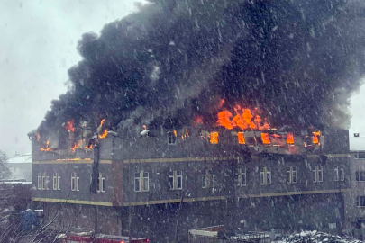 Tuzla'da Fabrikada Çıkan Yangına İtfaiye Ekipleri Müdahale Ediyor