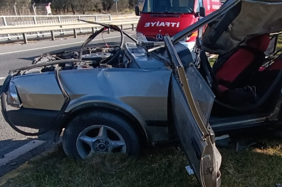 Çöp Kamyonuna Çarpan Otomobildeki 1 Kişi Öldü, 2 Kişi Yaralandı