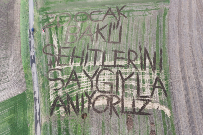 Kırklarelili Çiftçi Tarlasına Pullukla "20 Ocak Bakü Şehitlerini Saygıyla Anıyoruz" Yazdı