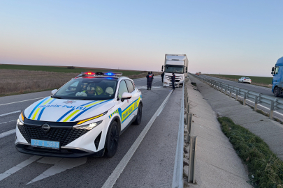 Edirne'de Tır Bariyerlere Çarptı