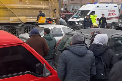 Yaya Geçidinde Kamyonun Çarptığı Kadın Yaralandı, Vatandaşlar Sürücüye Saldırdı