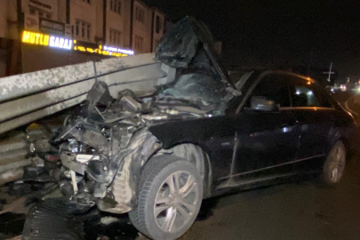 Otomobil Bariyere Saplandı: Sürücü Yara Almadan Kurtuldu
