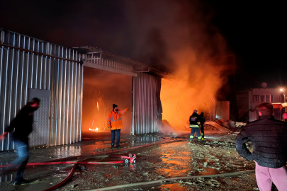 Tekirdağ'da Geri Dönüşüm Tesisinde Çıkan Yangın Söndürüldü