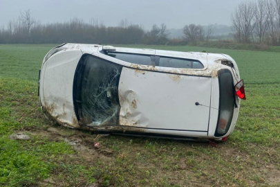 Yağışlı Havada Sürücüsünün Kontrolünden Çıkan Otomobil Tarlaya Uçtu