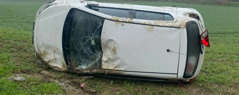 Yağışlı Havada Sürücüsünün Kontrolünden Çıkan Otomobil Tarlaya Uçtu