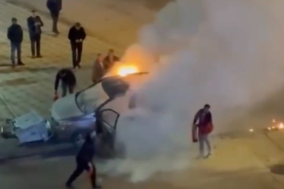 Bursa'da Araç Alev Aldı, Esnaf Yangın Tüpleriyle Koştu