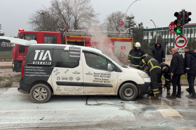 Edirne'de Hafif Ticari Araçta Çıkan Yangın Söndürüldü