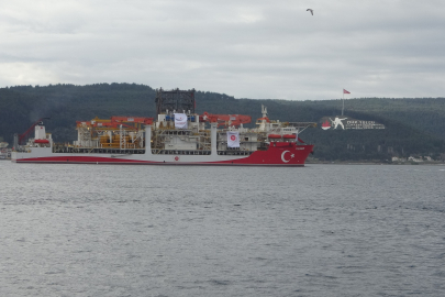Türk Sondaj Gemisi Yıldırım Çanakkale Boğazı'ndan Geçti