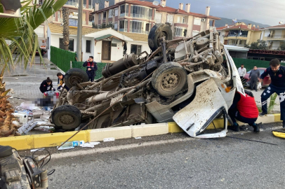 Kamyonet Bariyerlere Girdi: 2 Ölü, 1 Yaralı