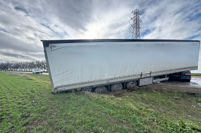 Navigasyon Kurbanı TIR Tarlaya Saplandı