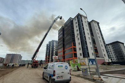 Çanakkale'de 9 Katlı Binanın Çatısında Çıkan Yangın Söndürüldü
