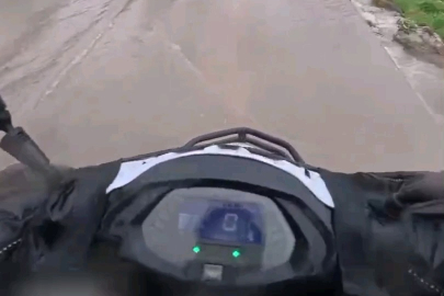 Göle Dönen Yollarda Direksiyon Başındaki Motokurye Yaşadıklarını Kayda Aldı