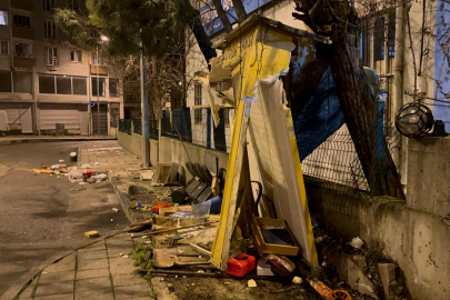 Tekirdağ'da Kamyonet Taksi Durağına Daldı, Olay Yerini Terk Etti