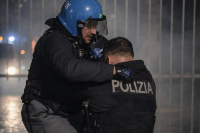 İtalya'da Kültür Merkezi Kapatıldı Sokaklar Karıştı: 11 Polis Yaralı, 10 Gözaltı