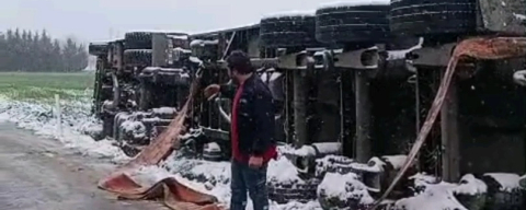 Edirne'de Kar Yağışı ve Fırtına Sebebiyle TIR Devrildi