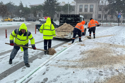 Kırklareli'nde Kar Yağışı ve Buzlanmaya Karşı Ekipler Sahada