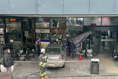 Kontrolden Çıkan Otomobil AVM’deki Kafeye Girdi: 1 Yaralı