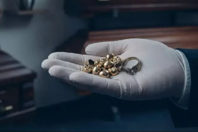 Almanya'da Mezarlık Çalışanı ve Eşi, Ölülerin Dişlerinden 8 Kilogram Altın Çaldı