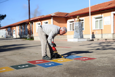 Depremzede Babanın Renkli Fırçası Çocuklara Umut Oluyor