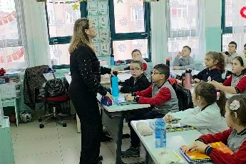 6 Şubat’ı Anlatan Öğretmen Kameraya Bile Bakamadı