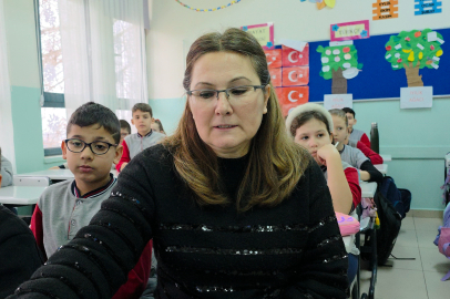 6 Şubat’ı Anlatan Öğretmen Kameraya Bile Bakamadı