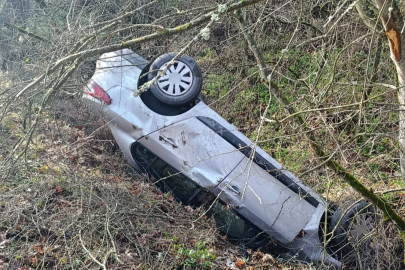 Çanakkale’de Otomobil Dereye Uçtu: 2 Yaralı