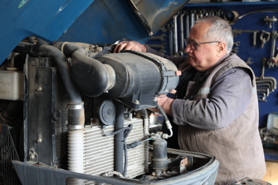 Yarım Asrı Aşkın Süredir Traktör Tamiri Yapıyor