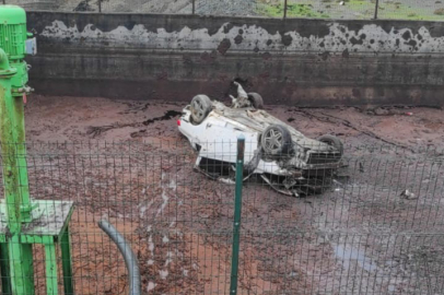 Gökçeada'da Yoldan Çıkan Otomobil Fabrikanın Bahçesine Uçtu: 4 Yaralı