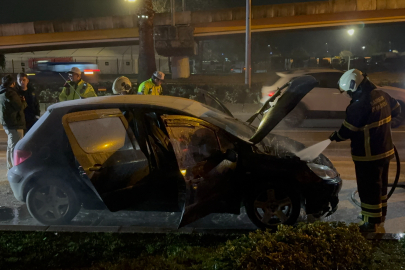 Seyir Halindeki Otomobil Alev Aldı, Facia Kıl Payı Atlatıldı