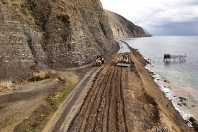 Tekirdağ'da Heyelan Nedeniyle Trafiğe Kapatılan Yolda Çalışmalar Sürüyor