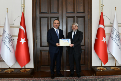 Vali Soytürk’ten Gaziantep’e Atanan Müftü Soykök’e Başarı Belgesi