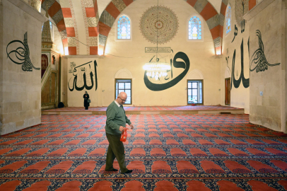 Edirne'deki Camiler Gül Suyu ile Yıkanıp Ramazana Hazırlandı