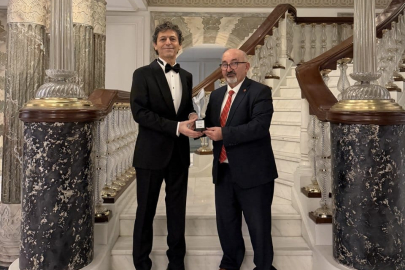 Akif Manaf’a Bir Barış Ödülü Daha: Dünyaca Ünlü Yazar Egeyön Barış Ödülünü Aldı