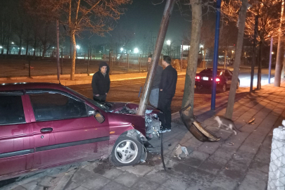 Demir Direğe Saplandı, Hurdaya Dönen Araç Sürücüsü Kayıplara Karıştı