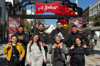 Saraçlar Caddesi’nde Sevgililer Günü Coşkusu