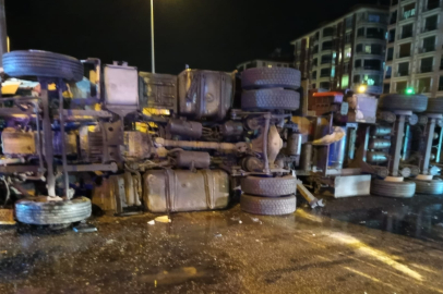 Balıkesir'de Hafif Ticari Araçta Çarpışan Kömür Yüklü Tır Devrildi, Sürücü Yaralandı