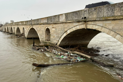 ‎Tarihi Köprü Atıklara Teslim!