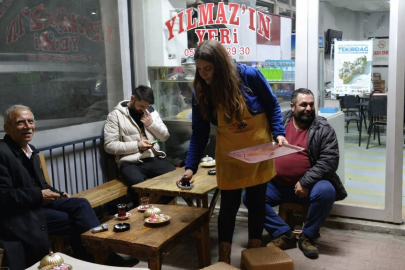 Bu Kahvehaneye Kadın Eli Değdi, Müşteriler Memnun