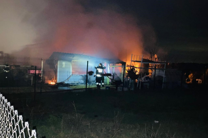 Tekirdağ'da Kır Evi Alev Alev Yanarak Küle Döndü